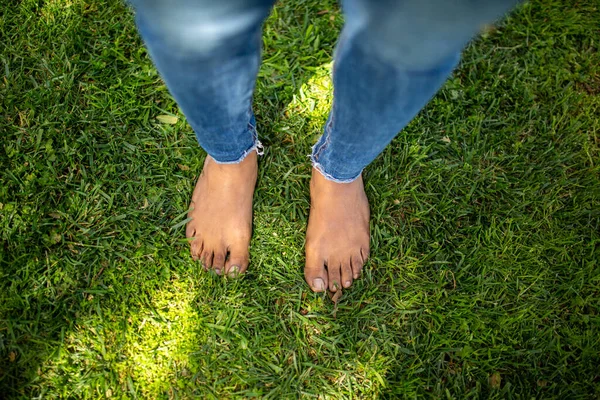 Shot Shora Ženské Nohy Stojící Zelené Trávě — Stock fotografie