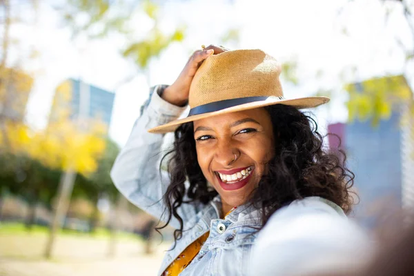 Selfie Retrato Hermosa Joven Africana Con Sombrero Sonriendo Aire Libre —  Fotos de Stock