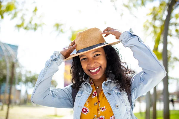 Portret Van Een Mooie Jonge Afrikaans Amerikaanse Vrouw Met Hoed — Stockfoto