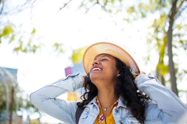 Retrato Jovem Afro Americana Despreocupada Com Chapéu Desfrutando Exterior — Fotografia de Stock