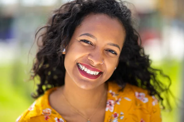 Retrato Cerca Una Mujer Afroamericana Joven Bonita Sonriendo Afuera — Foto de Stock
