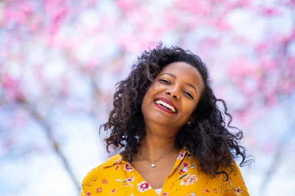 Primer Retrato Mujer Africana Feliz Primavera Pie Contra Cerezo Floreciente —  Fotos de Stock