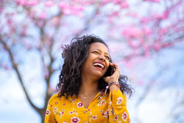 Primer Plano Retrato Hermosa Joven Negra Sonriendo Hablando Por Teléfono — Foto de Stock