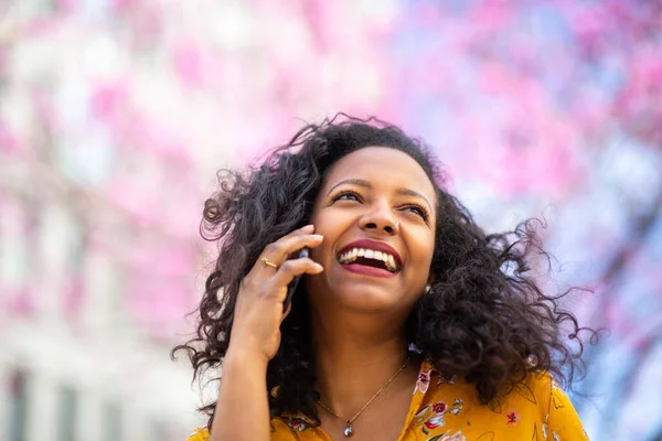 Primer Plano Retrato Joven Mujer Africana Feliz Sonriendo Hablando Teléfono — Foto de Stock