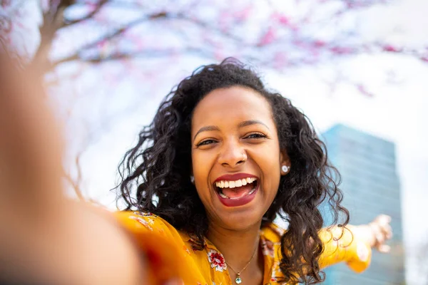 Close Portret Wesoły Młody Afryki Amerykanka Robi Selfie Wskazuje Zewnątrz — Zdjęcie stockowe