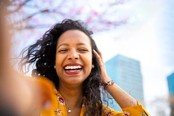 Close Portret Van Aantrekkelijke Jonge Zwarte Vrouw Nemen Selfie Buiten — Stockfoto