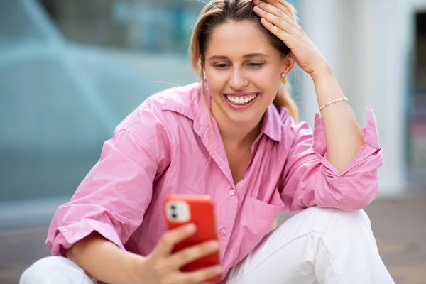 Retrato Una Joven Alegre Usando Teléfono Móvil Mientras Está Sentada — Foto de Stock