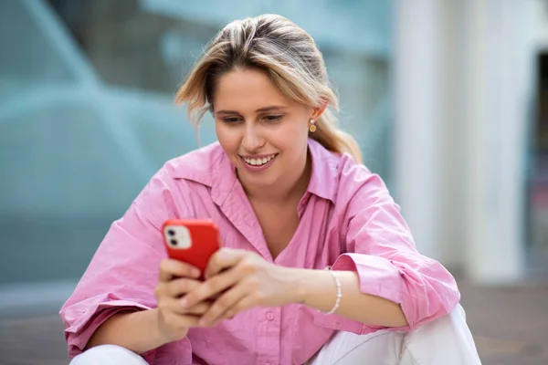 Retrato Una Hermosa Mujer Joven Usando Teléfono Celular Mientras Está —  Fotos de Stock
