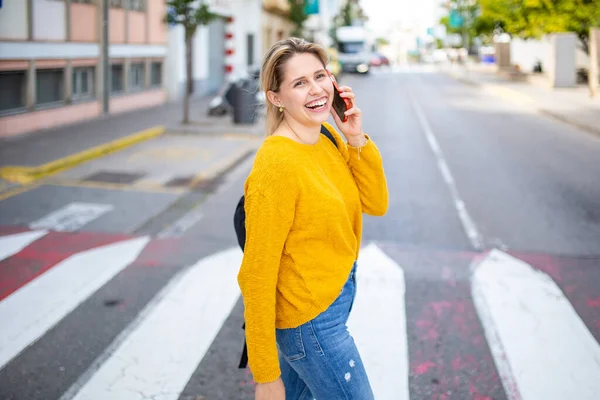 Portrait Happy Young Woman Crossing Street Cross Way Talking Phone — Stock Photo, Image