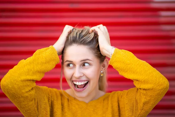 Zbliżenie Portret Śmiejącej Się Młodej Kobiety Przed Czerwoną Okiennicą Rękami — Zdjęcie stockowe