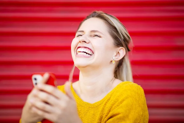 Close Portret Van Opgewonden Jonge Vrouw Glimlachen Met Mobiele Telefoon — Stockfoto