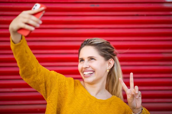 Portret Van Een Lachende Jonge Vrouw Met Vredesbord Selfie Nemend — Stockfoto