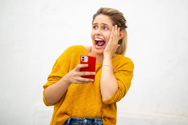 Detailní Záběr Portrét Mladé Ženy Mobilním Telefonem Odvrací Překvapeným Obličejovým — Stock fotografie