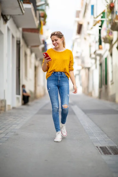 Retrato Larga Duración Una Mujer Sonriente Caminando Con Teléfono Ciudad —  Fotos de Stock