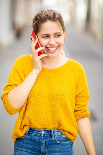 Portré Gyönyörű Fiatal Beszél Mobiltelefon Séta Szabadban Városban — Stock Fotó