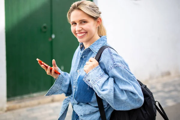 かなり若いラテン語の女性の肖像画で外を歩くハンドバッグと携帯電話 — ストック写真