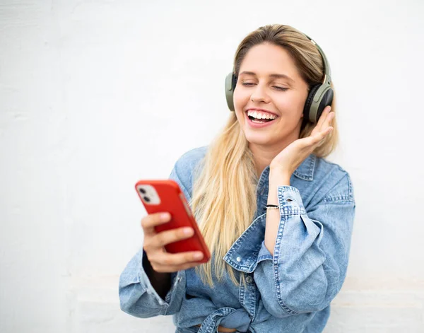 Retrato Una Hermosa Joven Con Teléfono Móvil Auriculares Escuchando Música — Foto de Stock