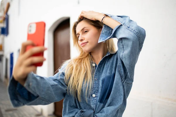Mooie Stijlvolle Vrouw Het Nemen Van Selfie Smart Phone Met — Stockfoto