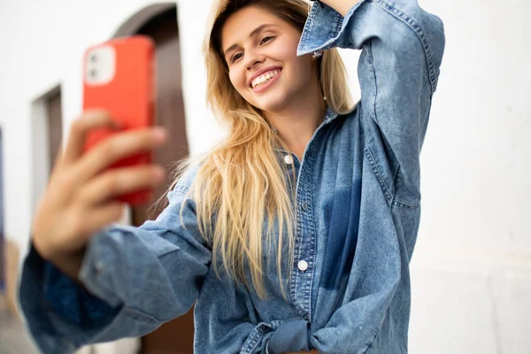 Stijlvolle Jonge Vrouw Neemt Selfie Met Haar Mobiele Telefoon Met — Stockfoto