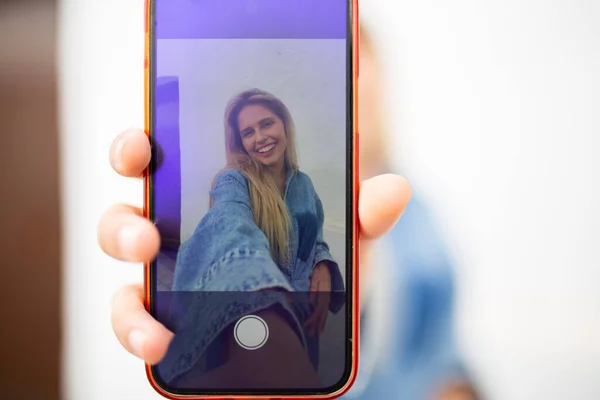 Close Portret Van Mobiele Telefoon Scherm Met Vrouw Selfie — Stockfoto