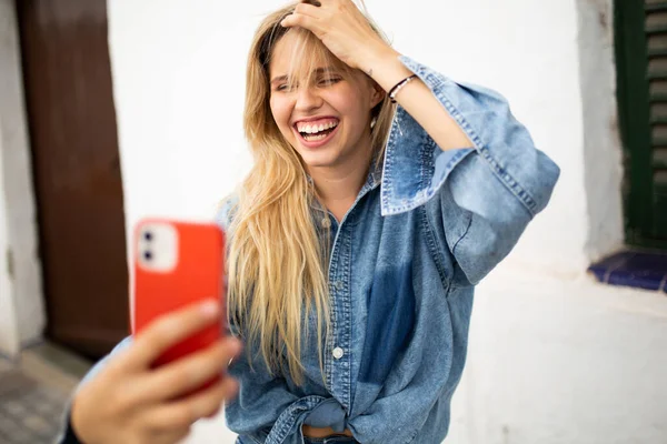 Glimlachende Jonge Vrouw Denim Shirt Selfie Met Haar Mobiele Telefoon — Stockfoto