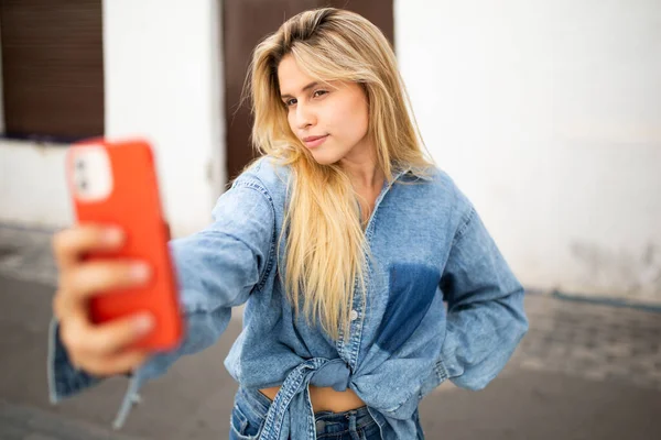 Portret Van Mooie Jonge Vrouw Nemen Selfie Met Smart Phone — Stockfoto