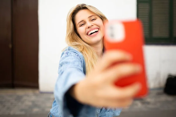 Portret Van Vrolijke Jonge Vrouw Nemen Selfie Met Mobiele Telefoon — Stockfoto