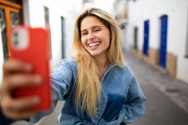 Retrato Una Joven Atractiva Tomando Selfie Con Teléfono Móvil Parado —  Fotos de Stock