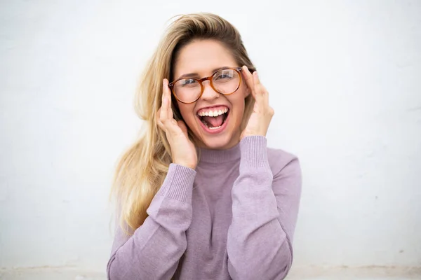 Ritratto Giovane Donna Attraente Sorridente Con Gli Occhiali Contro Parete — Foto Stock