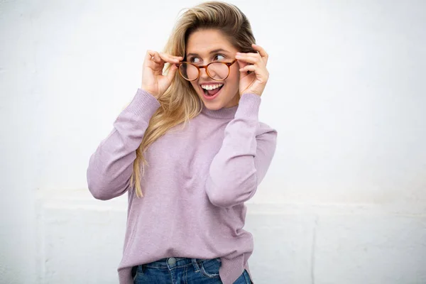 Πορτρέτο Της Όμορφης Νεαρής Γυναίκας Χαμογελώντας Γυαλιά Ενάντια Στο Λευκό — Φωτογραφία Αρχείου