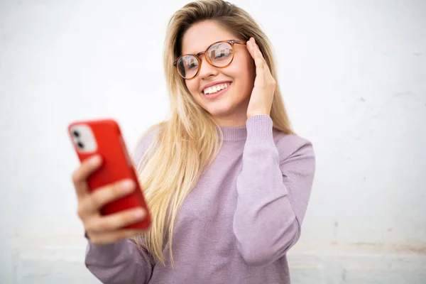 Retrato Mujer Caucásica Feliz Mirando Teléfono Sonriendo Mientras Está Pie —  Fotos de Stock