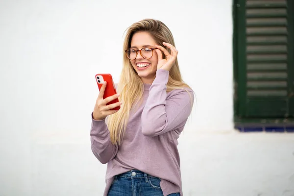 Egy Boldog Szemüveges Fiatal Portréja Aki Mobilját Nézi Mosolyog Miközben — Stock Fotó