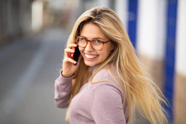 Közelkép Portré Gyönyörű Fiatal Szőke Néz Hátra Beszél Mobiltelefon Városban — Stock Fotó
