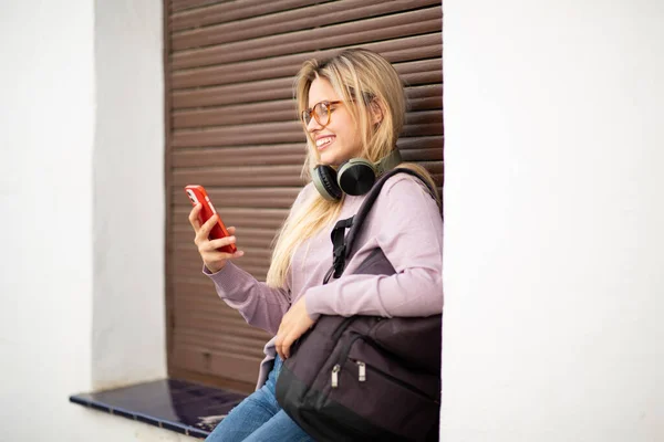 Retrato Mujer Joven Feliz Con Bolsa Mirando Teléfono Móvil Fuera — Foto de Stock