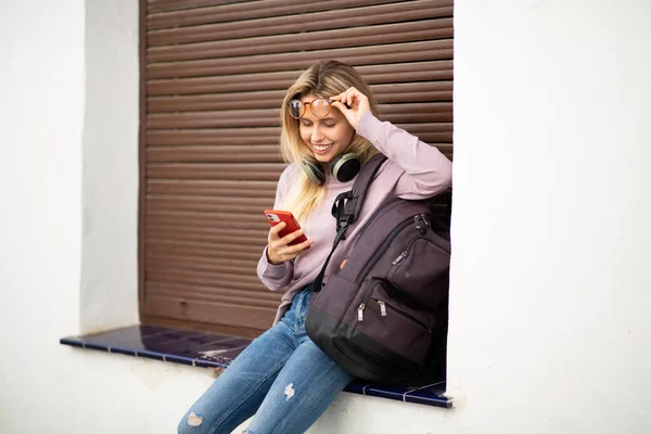 外に座って携帯電話を使っているかなり若い女性の肖像画 — ストック写真