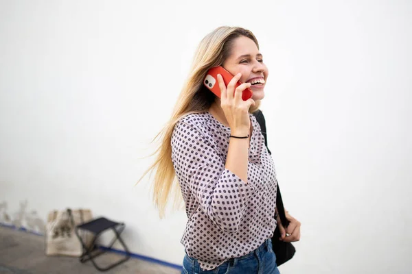 Portré Boldog Fiatal Sétál Beszél Mobiltelefon Városban — Stock Fotó
