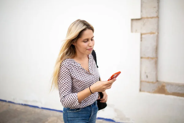 Портрет Красивой Молодой Женщины Идущей Улицу Пользующейся Мобильным Телефоном — стоковое фото