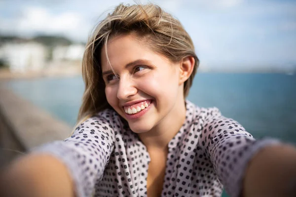Portrét Atraktivní Mladé Ženy Úsměvem Brát Selfie Proti Moři — Stock fotografie