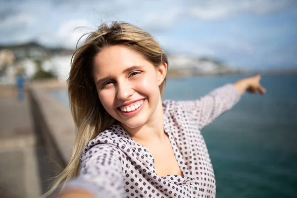 Portrait Beautiful Young Woman Taking Selfie While Vacation Beach — Stock Photo, Image