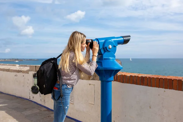 Widok Boku Młodej Kobiety Turystki Korzystającej Lornetki Aby Zobaczyć Ocean — Zdjęcie stockowe