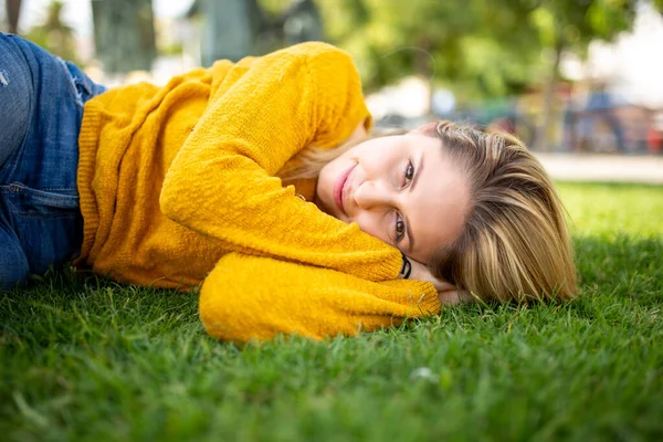 Close Portrait Beautiful Young Woman Lying Grass Looking Camera — Stock Photo, Image