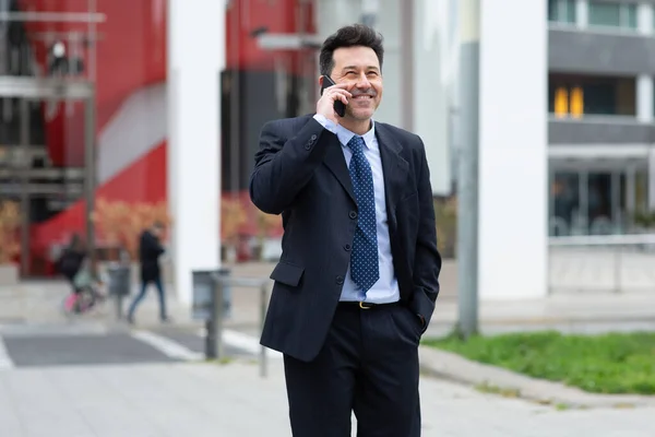 Retrato Empresário Maduro Bonito Terno Falando Telefone Celular Enquanto Caminhava — Fotografia de Stock