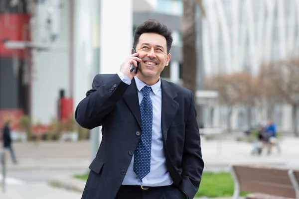 Portrait Homme Affaires Joyeux Faisant Appel Téléphonique Souriant Marchant Dehors — Photo