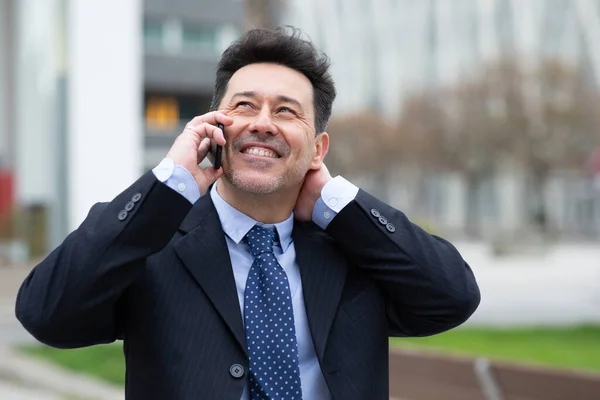 Крупным Планом Портрет Улыбающегося Латинского Бизнесмена Разговаривающего Мобильному Телефону Гуляющего — стоковое фото