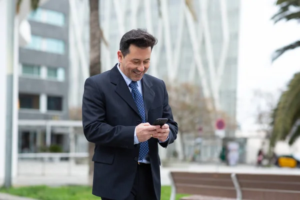Retrato Sorridente Latino Empresário Andando Cidade Usando Telefone Celular — Fotografia de Stock