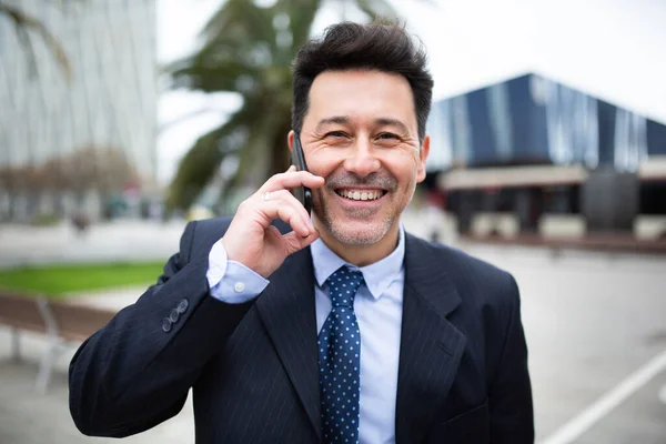 Крупный План Счастливого Взрослого Бизнесмена Стоящего Городе Разговаривающего Мобильному Телефону — стоковое фото
