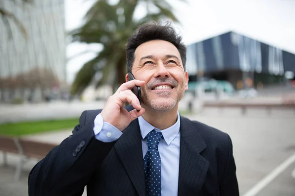 Крупный План Улыбающегося Зрелого Бизнесмена Стоящего Городе Разговаривающего Мобильному Телефону — стоковое фото