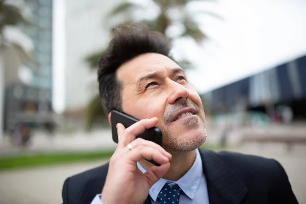 Close Portret Van Zakenman Buiten Staan Praten Mobiele Telefoon — Stockfoto