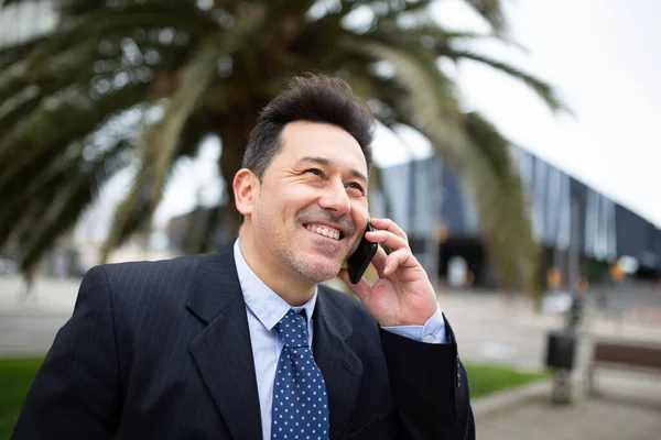 Крупный План Счастливого Взрослого Бизнесмена Разговаривающего Мобильному Телефону Стоящего Городе — стоковое фото