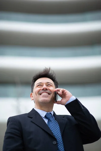 Zbliżenie Portret Szczęśliwego Dojrzałego Biznesmena Rozmawiającego Przez Komórkę Zewnątrz — Zdjęcie stockowe